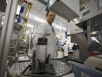Produktion elektronischer Steuerungen bei Bosch in Kusterdingen. 