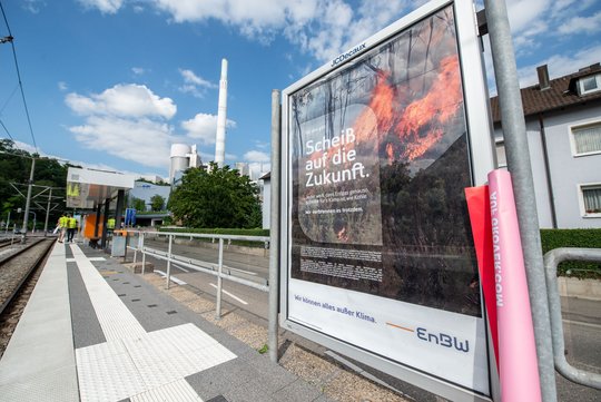 Kein Diebstahl: Das ausgetauschte Plakat bleibt an  Ort und Stelle.  Kein Diebstahl: Das ausgetauschte Plakat bleibt an  Ort und Stelle.