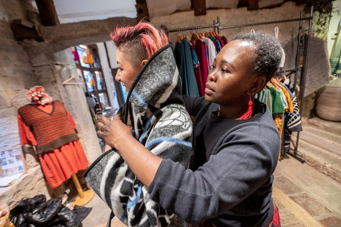 Seatile Neyrinck (rechts) verarbeitet traditionelle Basotho-Decken zu Jacken – Zeugnisse ihrer eigenen Kultur, die sie in eine andere überführt. Seatile Neyrinck (rechts) verarbeitet traditionelle Basotho-Decken zu Jacken – Zeugnisse ihrer eigenen Kultur, die sie in eine andere überführt.