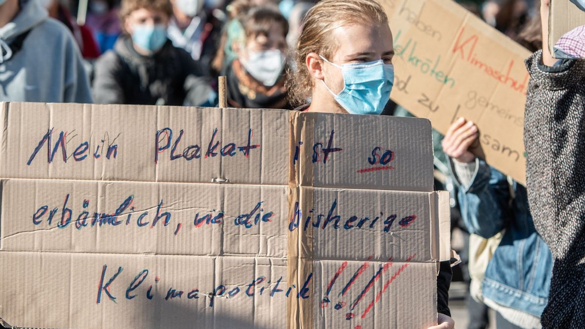 Lagebeschreibung, gesehen bei der Stuttgarter Demo am Tag des globalen Klimastreiks von Fridays for Future am 22. Oktober 2021. Foto: Jens Volle