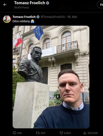 Froelich posiert vor einer Statue von Józef Piłsudski, ein früherer autoritärer polnischer Präsident. Screenshot: X