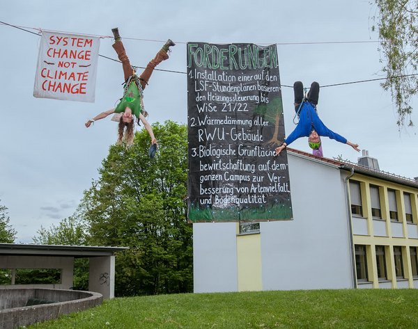 Für diese Aktion sollte es Ärger geben. Ertel beim Protest mit dem Umweltaktivisten Samuel Bosch, Mai 2021. Foto: privat