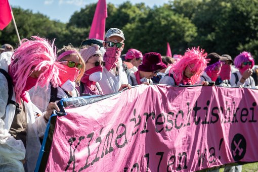 Wer zivilen Ungehorsam übt, weiß die Vorzüge der Maskierung schon länger zu schätzen: Ende-Gelände-Aktion im Juni 2019. 