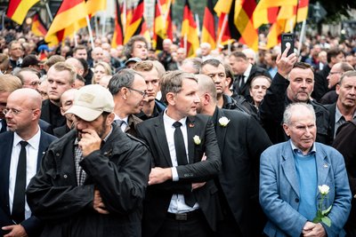 Andreas Kalbitz (ganz links) und Björn Höcke (Mitte) beim rechtsradikalen Aufmarsch in Chemnitz, September 2018. Fotos: Jens Volle