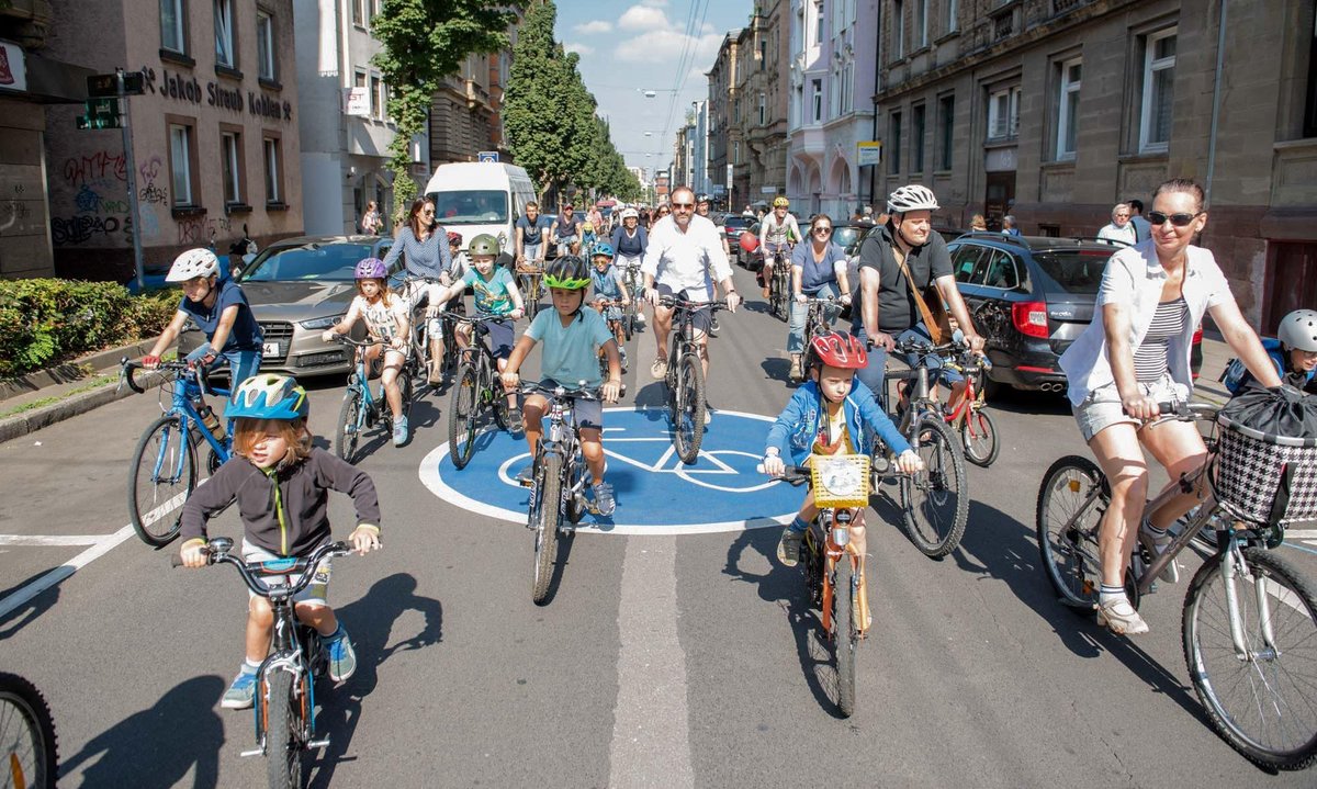 Au ja, Fahrradstraßen! Viel mehr und im ganzen Land. Und unbedingt ... (weiter mit Klick auf den Pfeil)