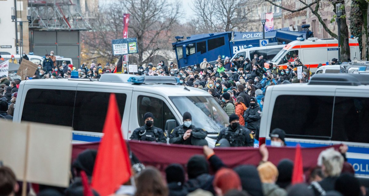 ImpfgegnerInnen in Stuttgart: Freitags haben sie Kerzen aufgestellt, am Samstag demonstrierten AfD und Querdenker. Fotos: Jens Volle