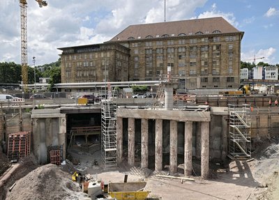 Ganz enge Kiste: Der Tunnel führt unter die ehemalige Bundesbahndirektion in Stuttgart.