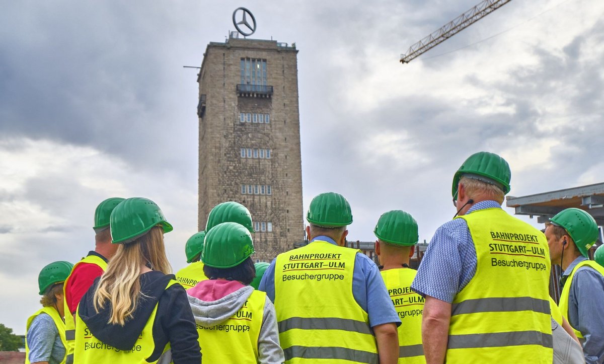 Menschen, die auf Bahnhofsreste starren: Ja, wie machmers denn jetzt? Fotos: Joachim E. Röttgers