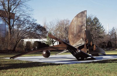 "Tag und Nacht" von Bernhard Heiliger mit einer Inschrift zur Erinerung an die Zwangsarbeiter. Seit dem Abriss des alten Mercedes-Benz-Museums 2007 steht sie etwas abseits im Firmengelände.