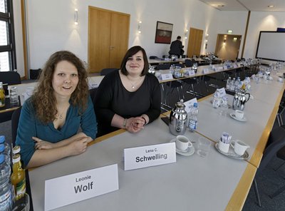 Grüne Pfadfinderinnen im Verhandlungszimmer.