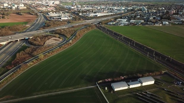 Die Wolfsgärten hinter Autobahnen und Eisenbahnlinie. Foto: Wiethaler