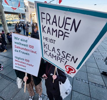Revolutionärer Geist beim Internationalen Frauentag auf dem Stuttgarter Schlossplatz.
