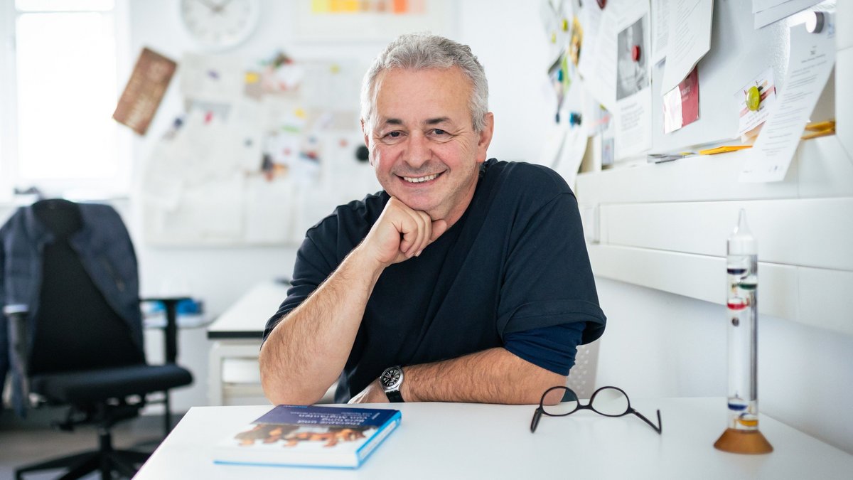 Faruk Özkan an seinem Arbeitsplatz bei Release Stuttgart. Foto: Julian Rettig