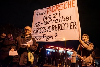 Aktivisten vor der Porsche-Arena. 