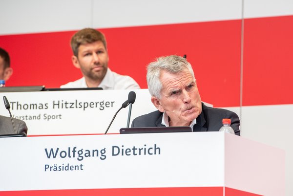Der Mann rechts ist weg, der dahinter hat sich offenbar beruhigt. Foto: Jens Volle