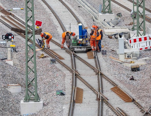 Arbeiter bei der Sanierung von Bahntrassen. Die Weichen für ihre Arbeitsbedingungen werden derzeit gestellt. Foto: Julian Rettig