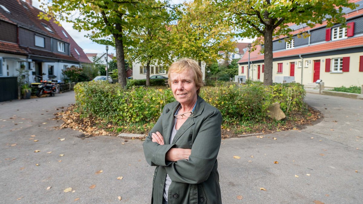 Nicole Rabus von den Rondellrebellen, hinter ihr das Rondell.