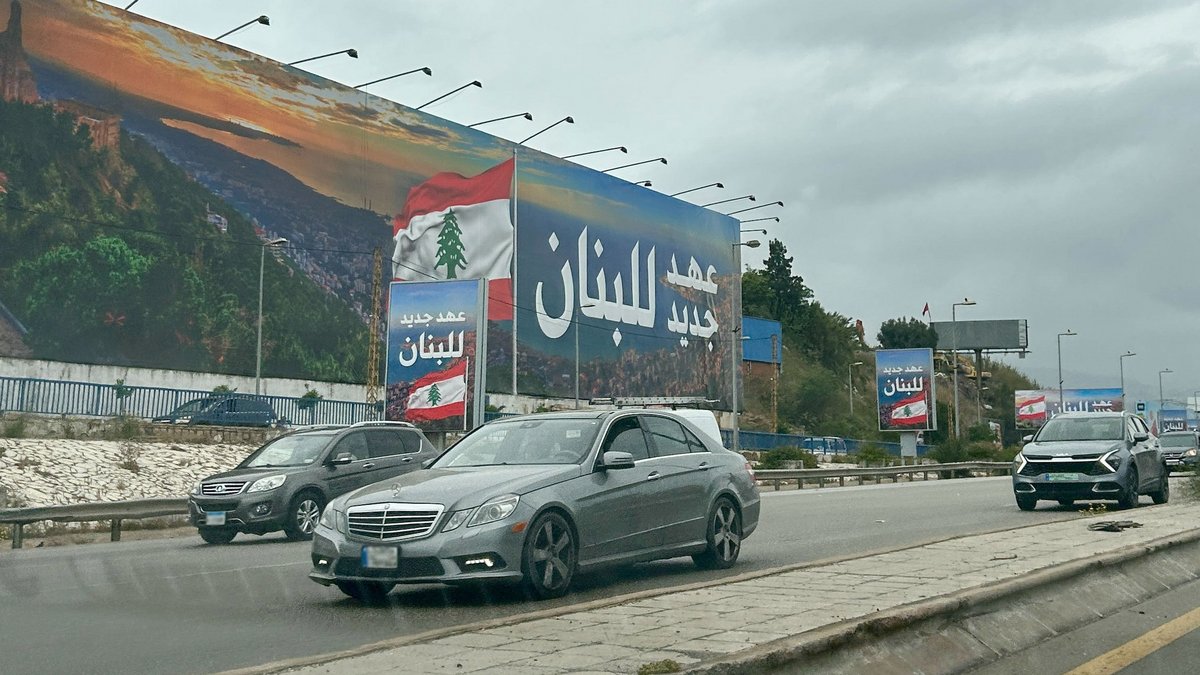 Wahlplakate entlang der Straße zum Flughafen mit dem Slogan: "Ein neuer Präsident für den Libanon / Ein neuer Bund für den Libanon". Einige Plakate wurden laut lokalen Medien verbrannt.