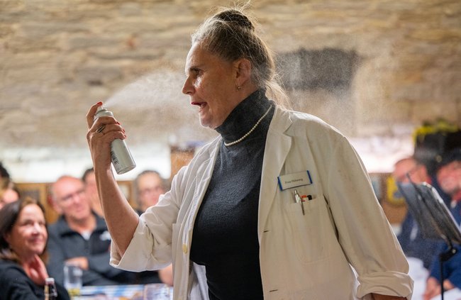 Nana Hülsewig versprühte Wasser und sprach über den Mineralwasserkonzern Evian. Nana Hülsewig versprühte Wasser und sprach über den Mineralwasserkonzern Evian.