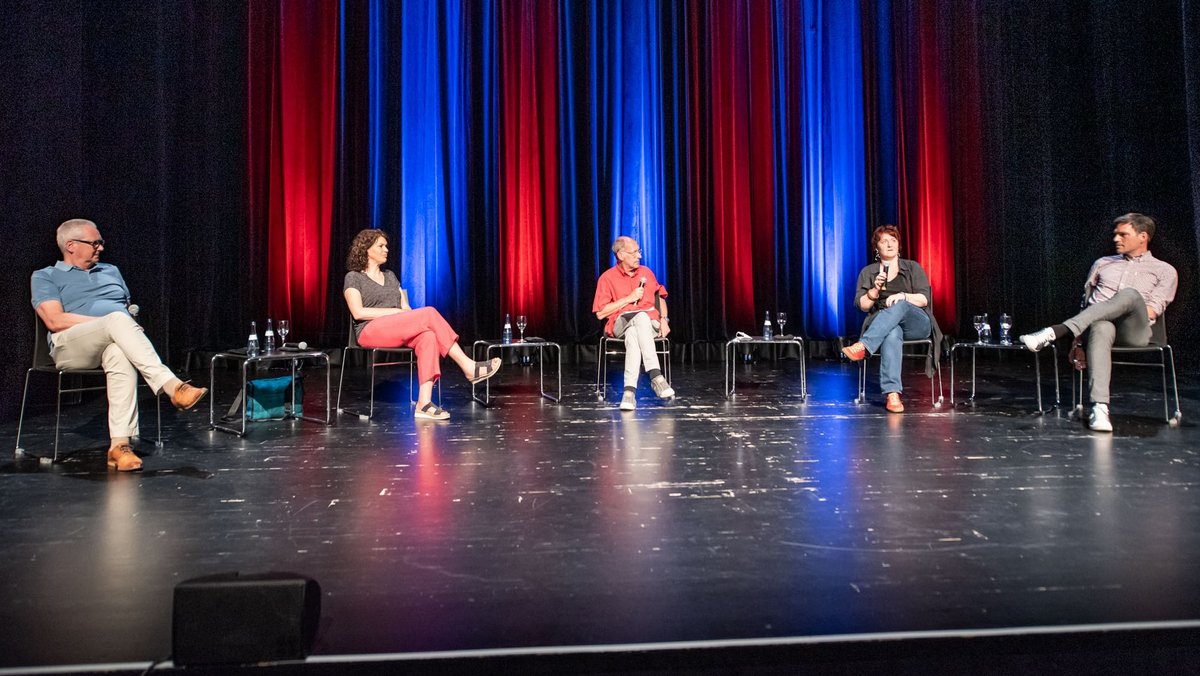 Wie sieht die Zukunft des Journalismus aus? Darüber diskutierten (von links): Uwe Vorkötter, Ulrike Winkelmann, Stefan Siller, Anna Hunger und Thomas Schnedler. Foto: Jens Volle Wie sieht die Zukunft des Journalismus aus? Darüber diskutierten (von links): Uwe Vorkötter, Ulrike Winkelmann, Stefan Siller, Anna Hunger und Thomas Schnedler. Foto: Jens Volle