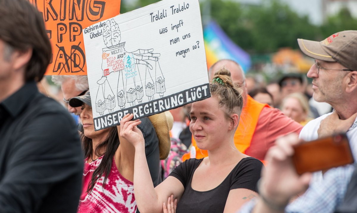 Die Bilderbuch-Verschwörungsideologie glaubt an allmächtige Strippenzieher. "Querdenken"-Demo in Stuttgart, Mai 2020. Foto: Jens Volle