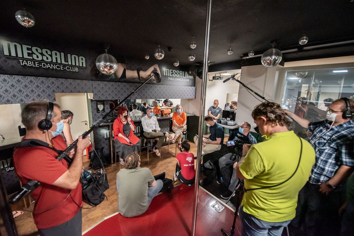 Pressekonferenz im Nachtclub. Auf dem Podium von links: Stadträtin Laura Halding-Hoppenheit, Franz Kibler von der Aids-Hilfe und Stefanie Klee vom Berufsverband erotische und sexuelle Dienstleistungen. Fotos: Jens Volle