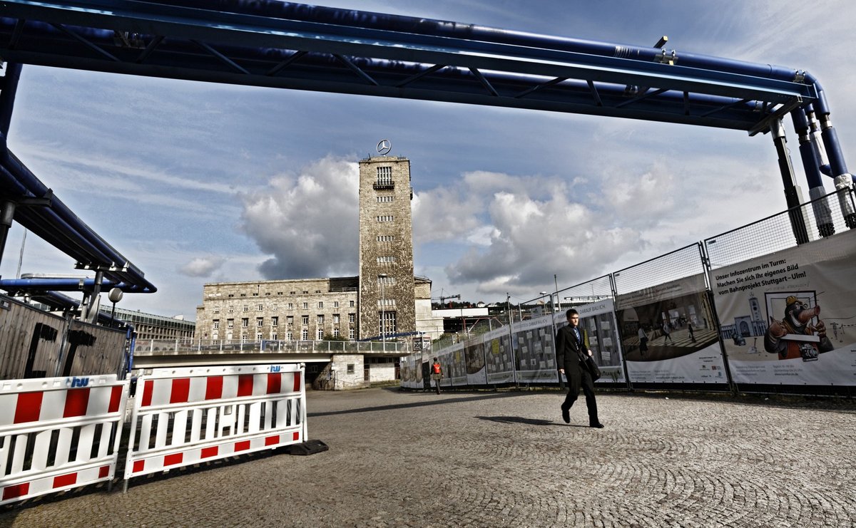 Rohre des S-21-Grundwassermanagements versprachen sonnige Aussichten: Stuttgarter Hauptbahnhof 2013. Mehr Blau mit Klick auf den Pfeil.