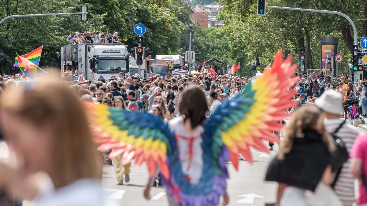 Nach Angaben von Polizei und Veranstalter war es der größte CSD überhaupt in Stuttgart. Eindrücke gibt es per Klick auf den Pfeil.