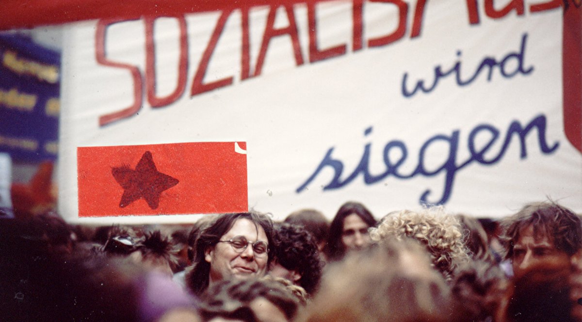 Wenn nicht im Klassenzimmer, dann gern auf der Straße: Karl Schweizer auf der Demonstration gegen IWF, Weltbank und G7, München 1992. Foto: Sammlung Schweizer