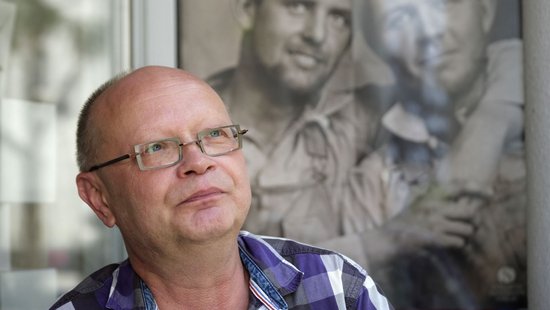 Stuttgarter Buchhändler, der mit JapanerInnen weint.