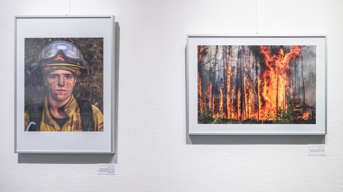 Im Bild links ein junger Firefighter aus Kalifornien, 2016. Das Foto rechts entstand 2015 bei Fort Providence, Kanada. Foto: Jens Volle