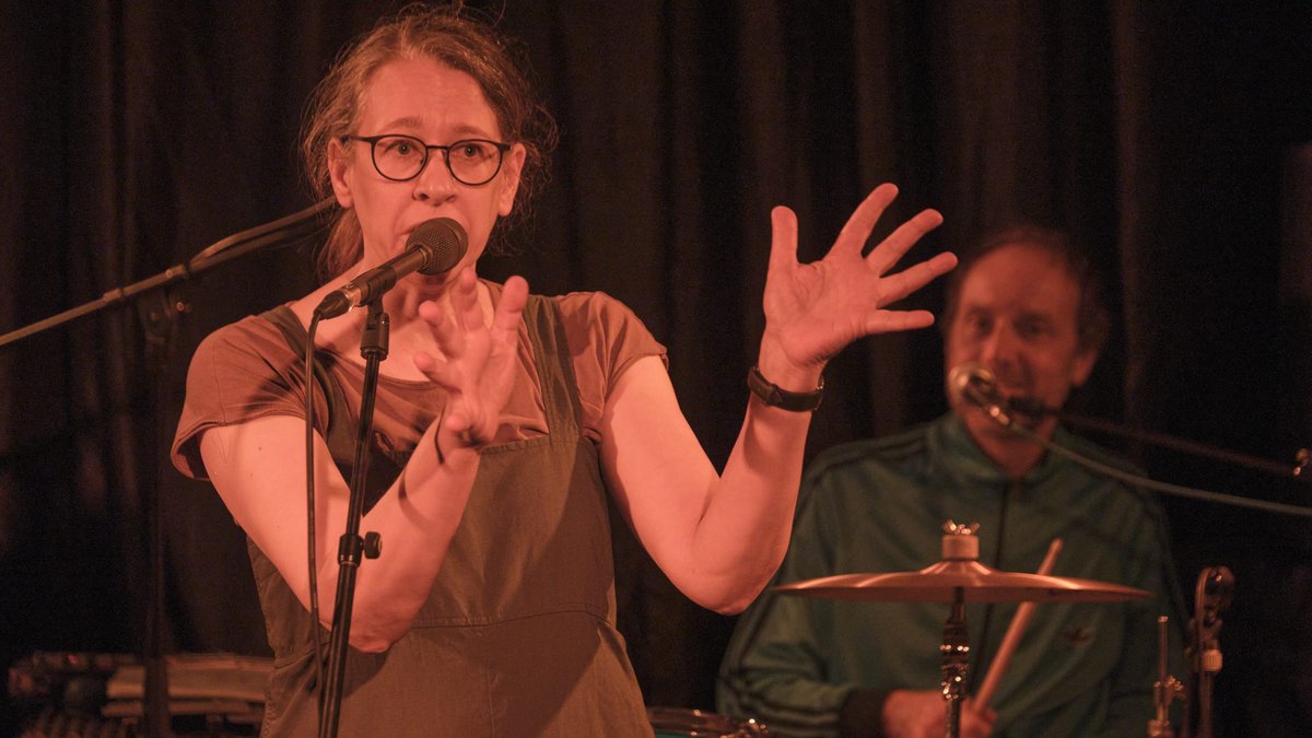 Karoline Brombach, Kopf der Band Die Konsequenz, im Stuttgarter Theater Rampe. Mehr Fotos vom Konzert mit Klick auf den Pfeil.