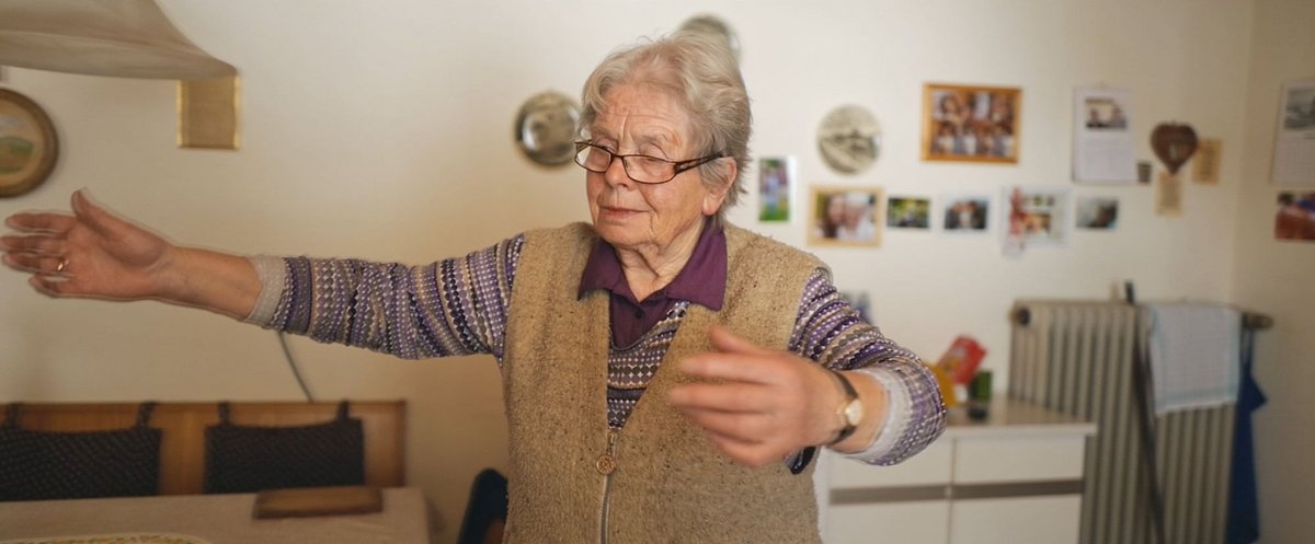 Leonie tanzt, jetzt alleine, in der Küche. Filmstills: Sigrid Klausmann