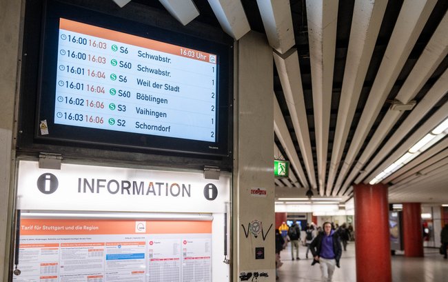 Bahn zu spät – Glück ist in Stuttgart, wenn's nur ein paar Minuten sind. Foto: Jens Volle