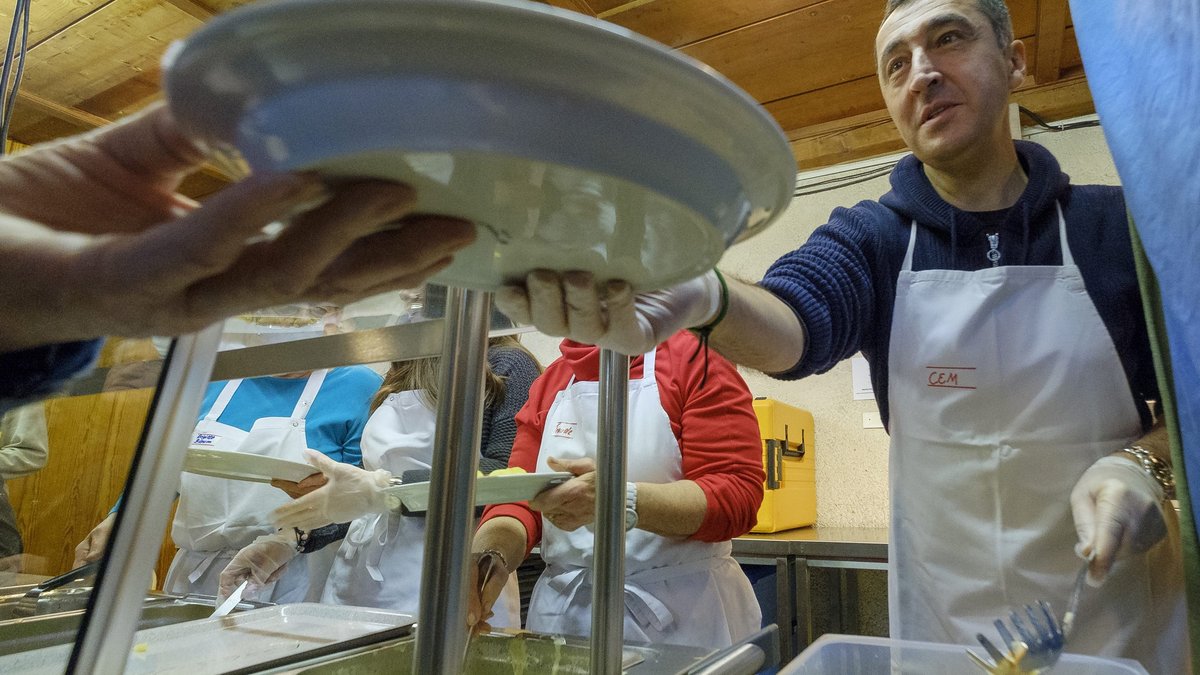 Im Februar 2018 – die Jamaika-Verhandlungen waren gerade gescheitert – gibt Özdemir in der Stuttgarter Leonhards-Vesperkirche Salat aus.