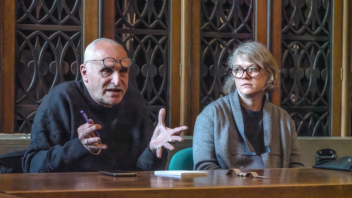 Sie reden miteinander: José Oliver vom PEN Deutschland und Nancy Hünger vom PEN Berlin in Tübingen. Foto: Ulrich Metz