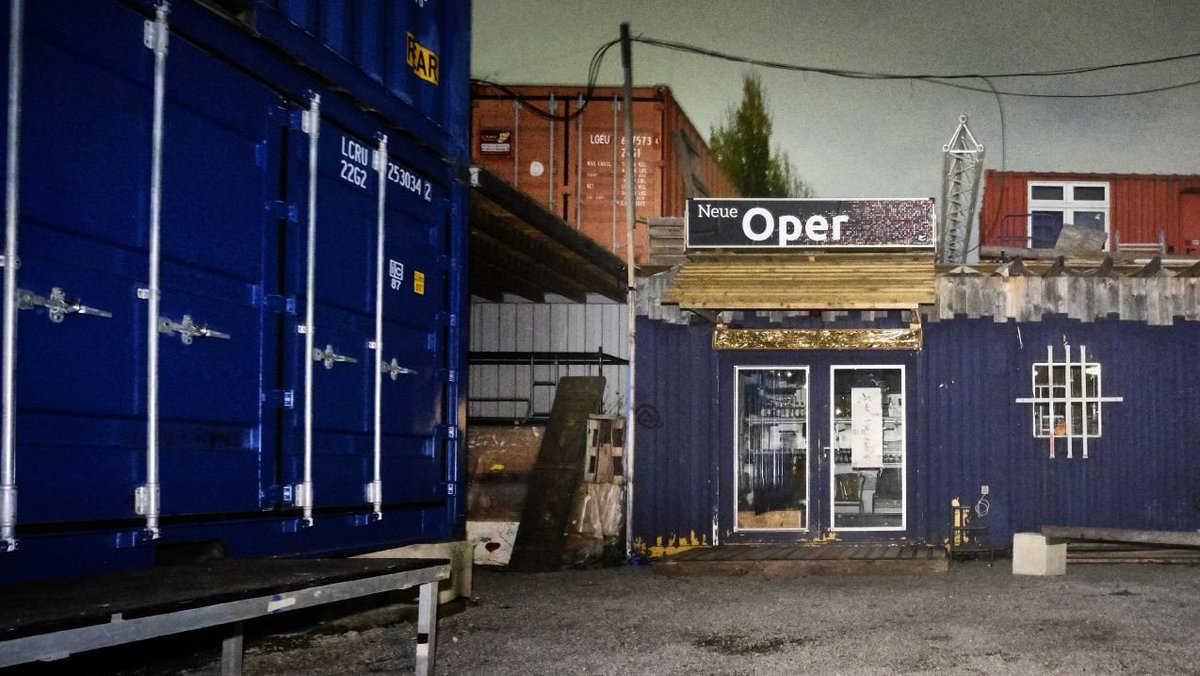 Steht schon und kostete vermutlich keine 1,2 Milliarden: Kneipe "Neue Oper" in der Containercity am Inneren Nordbahnhof. Foto: Joachim E. Röttgers 