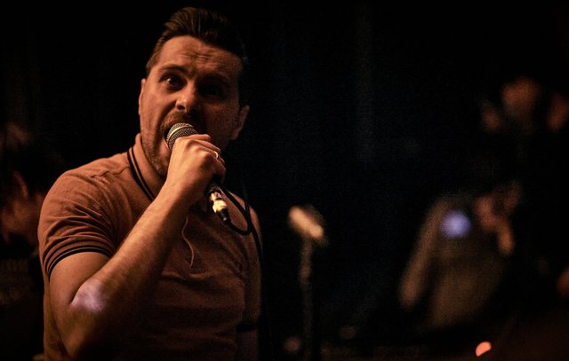 Flávio Bacon, Sänger von Human Abfall, bei einem Konzert 2014. Foto: Steffen Schmid Flávio Bacon, Sänger von Human Abfall, bei einem Konzert 2014. Foto: Steffen Schmid