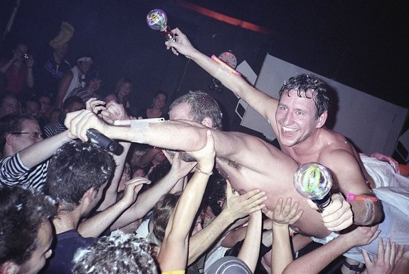 ... Stagediving im Filmhaus (2012–2014). Fotos: David Spaeth