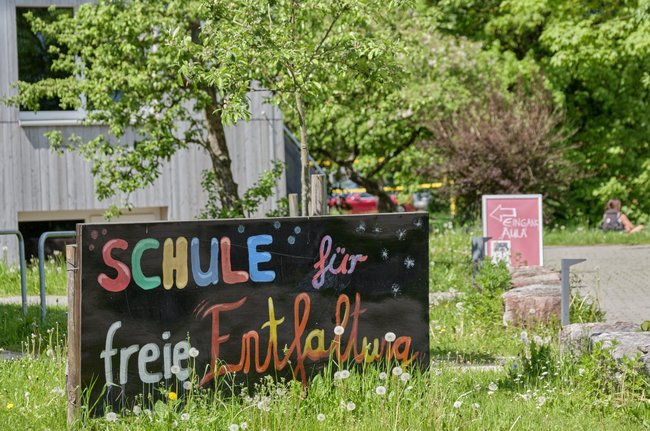 Auch Kinder und Jugendliche aus den Nachbardörfern gehen hier zur Schule.