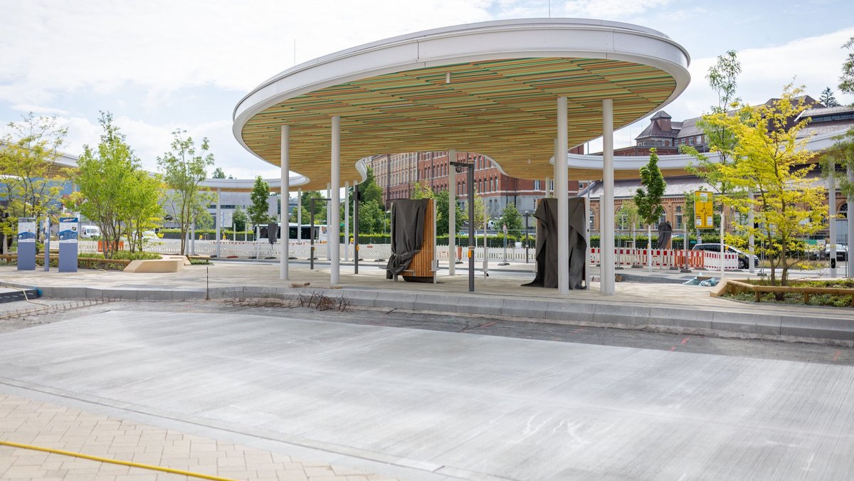 Der neue Bahnhofsvorplatz mit Busbahnhof. Der neue Bahnhofsvorplatz mit Busbahnhof.