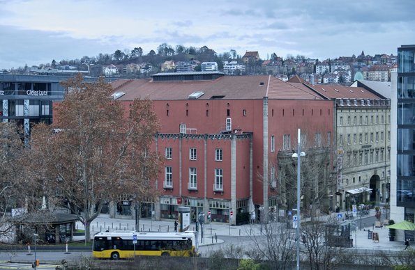 Rot der Metropol-Palast von außen. Etwa so (rechts) könnte ein minimalinvasiver Eingriff im Inneren aussehen. 