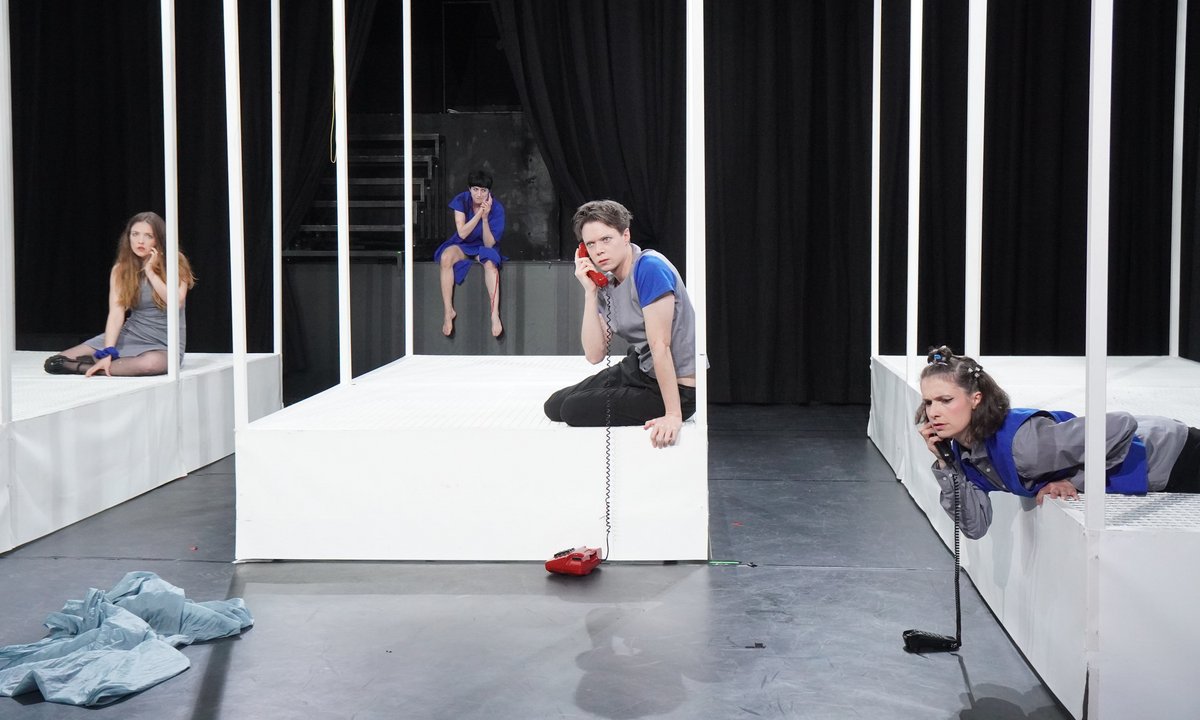 Valentin Baumeister hat das Bühnenbild entworfen. Variabel aufgebaut, spielen alle Episoden darin.