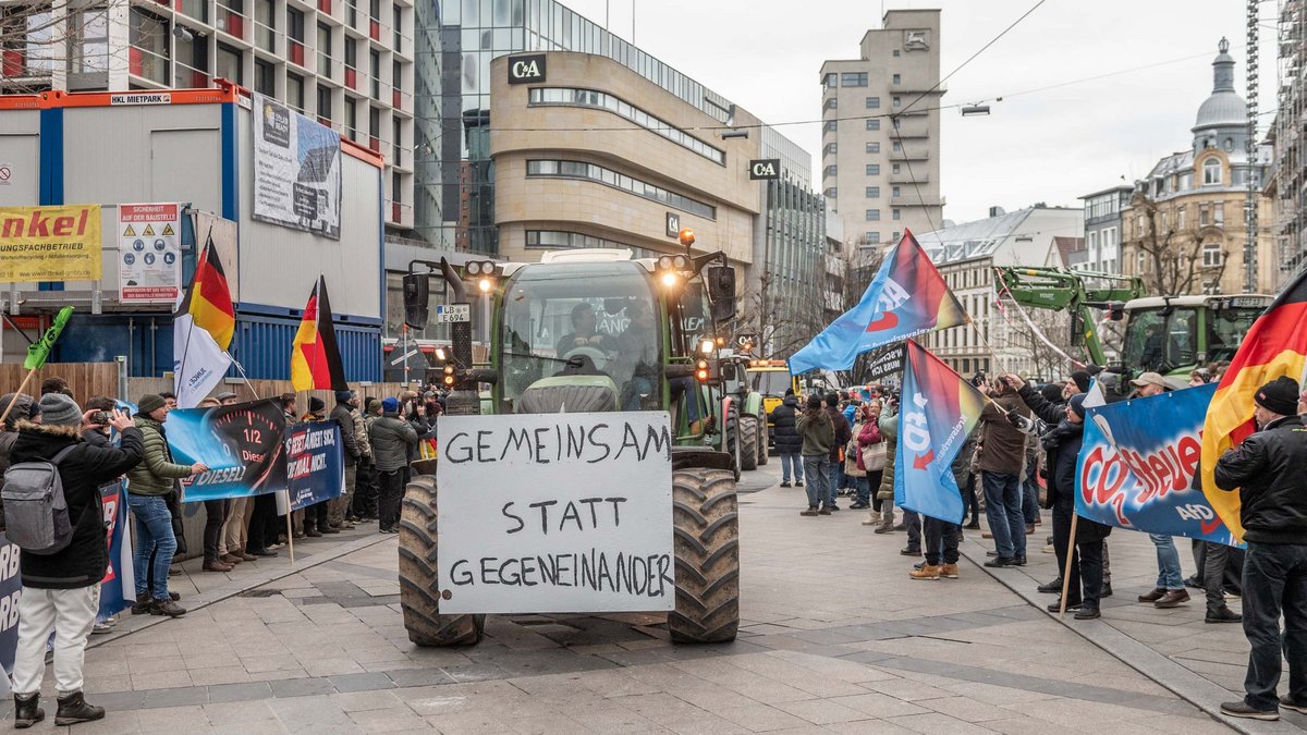 Schwarz-Rot-Gold und AfD-Blau sind sehr präsent. "Gemeinsam statt gegeneinander" und ...