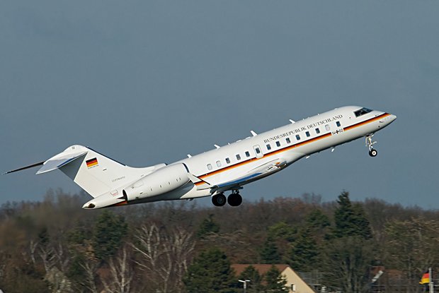 Kanzlerjet Bombardier Global 5000 hebt ab. Foto: Michael Groß