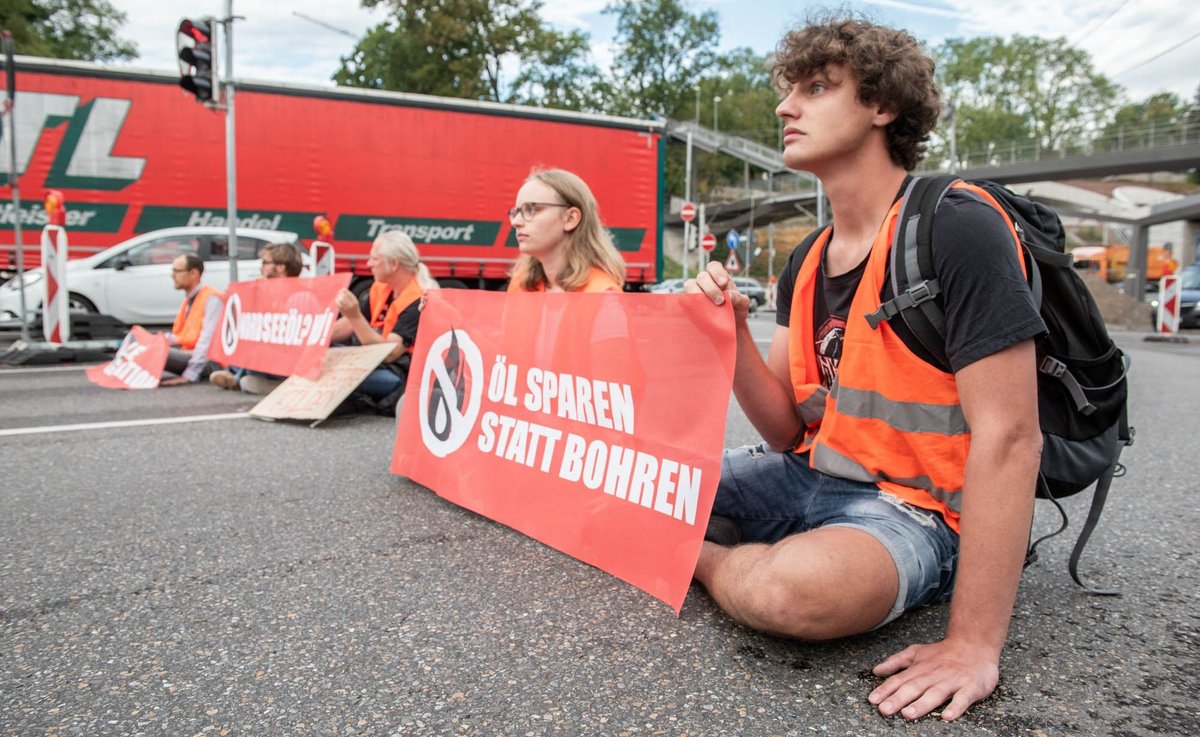 Von vielen Medien gefürchtet: Aktivist:innen der "Letzten Generation". Hier bei einer Blockade der B10 in Stuttgart. Fotos: Jens Volle