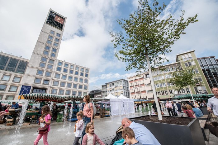 Fontänenfeld und mobile Bäume an einem Markttag. Foto: Jens Volle Fontänenfeld und mobile Bäume an einem Markttag. Foto: Jens Volle