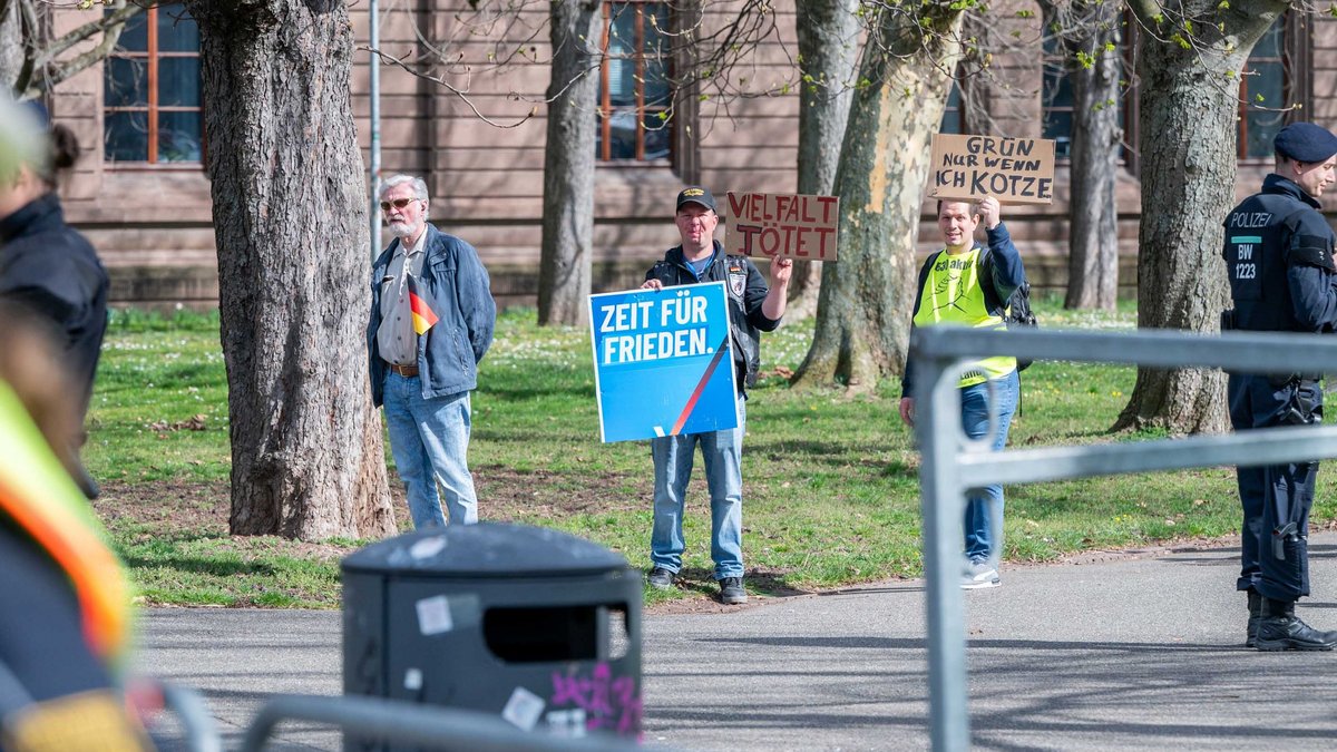 "Parteilos" sollte die Demo sein, dieser Herr brachte dennoch ein AfD-Plakat mit.