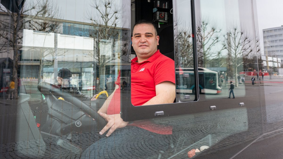 Yaser Aldebsh bei seiner Arbeit in seinem neuen Leben. Fotos: Jens Volle