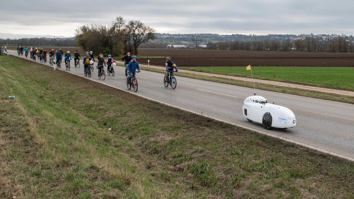 Vorne ein Pedalritter mit Rüstung.